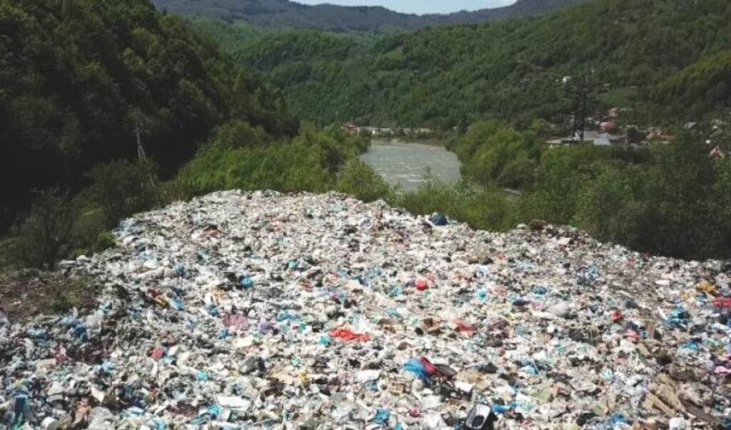 Сміття на берегах річки
